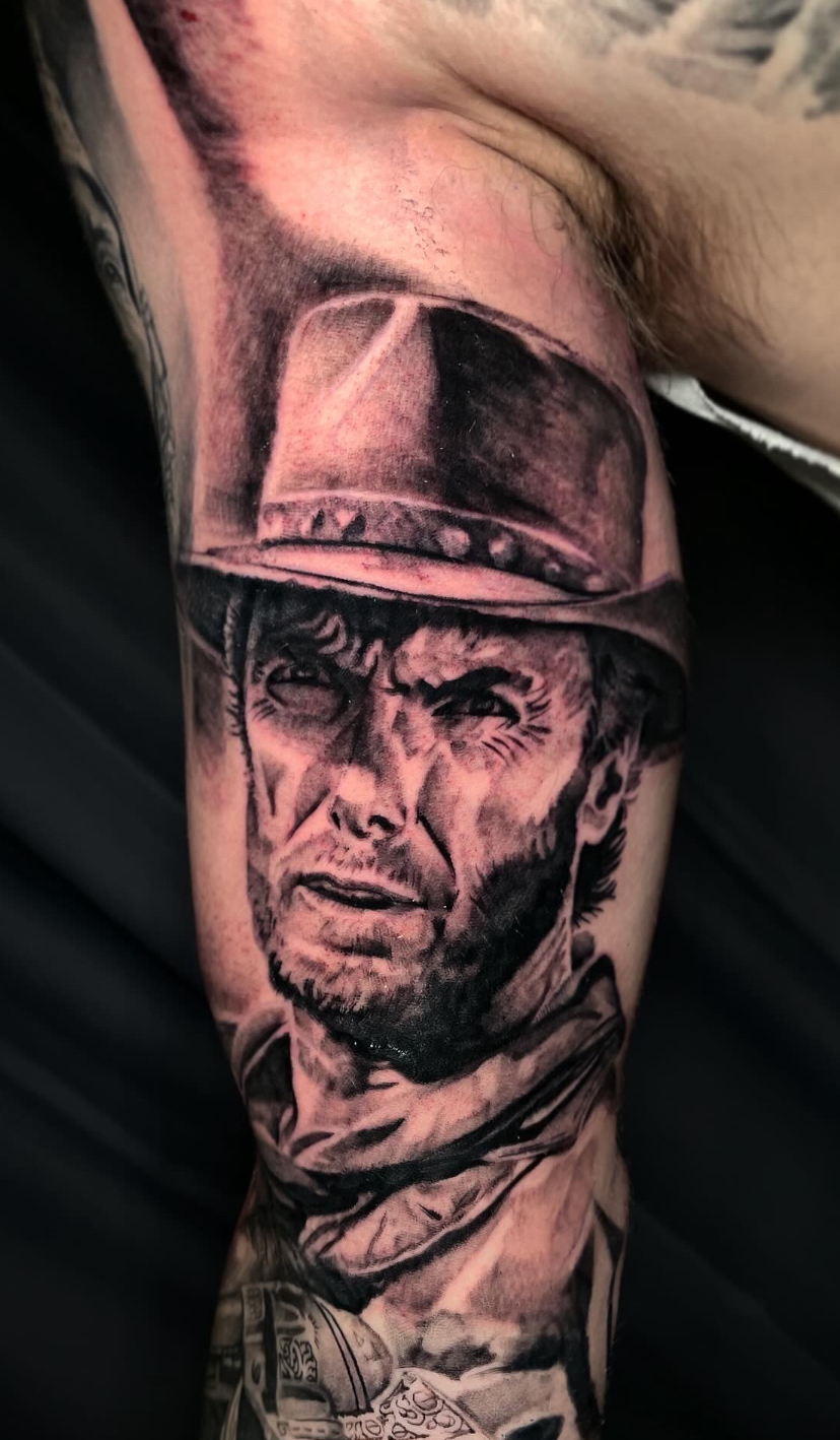 Realistiskt black and grey-porträtt av cowboy med hatt på överarmen