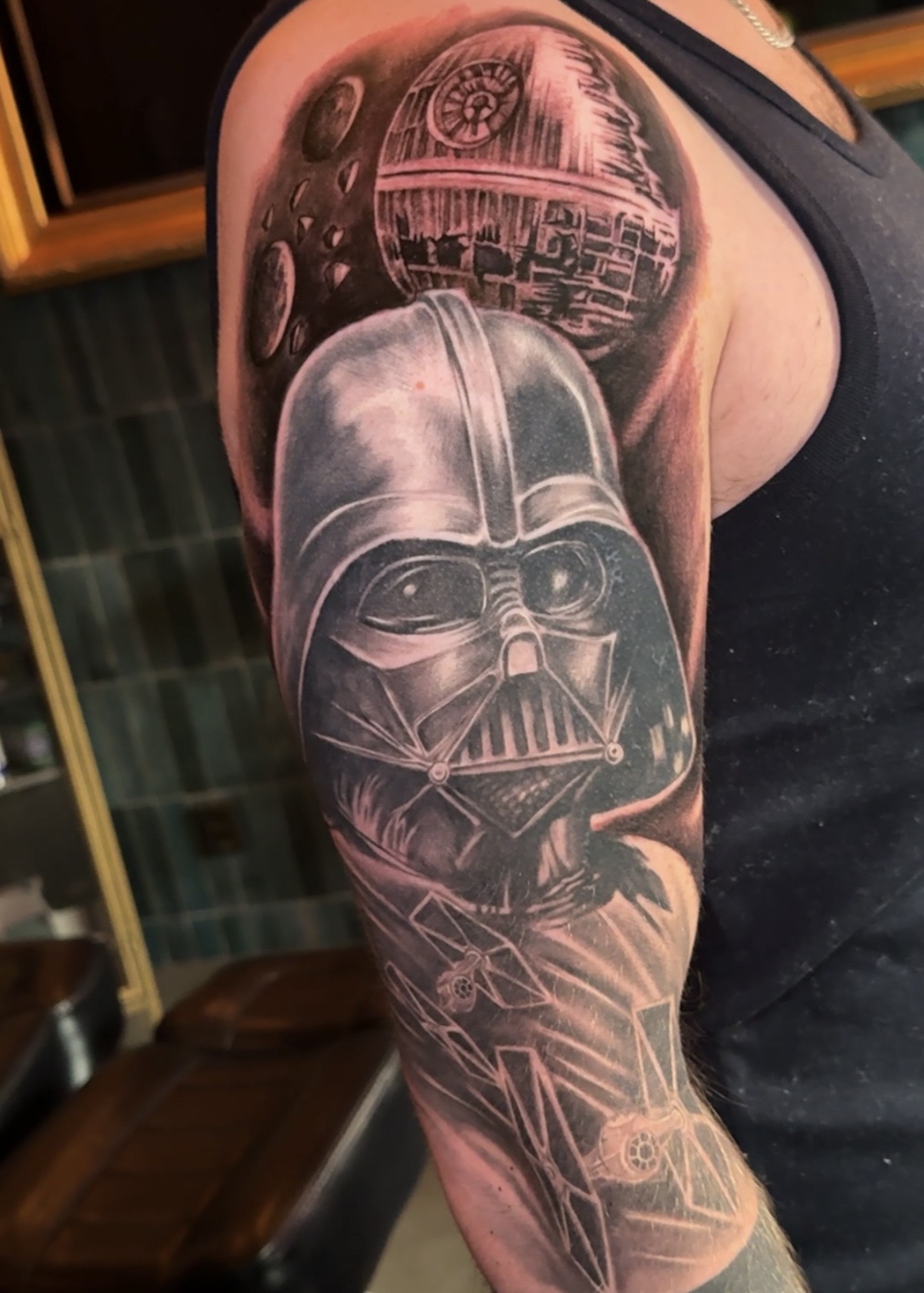 Darth Vader och Dödsstjärnan som black and grey-ärm