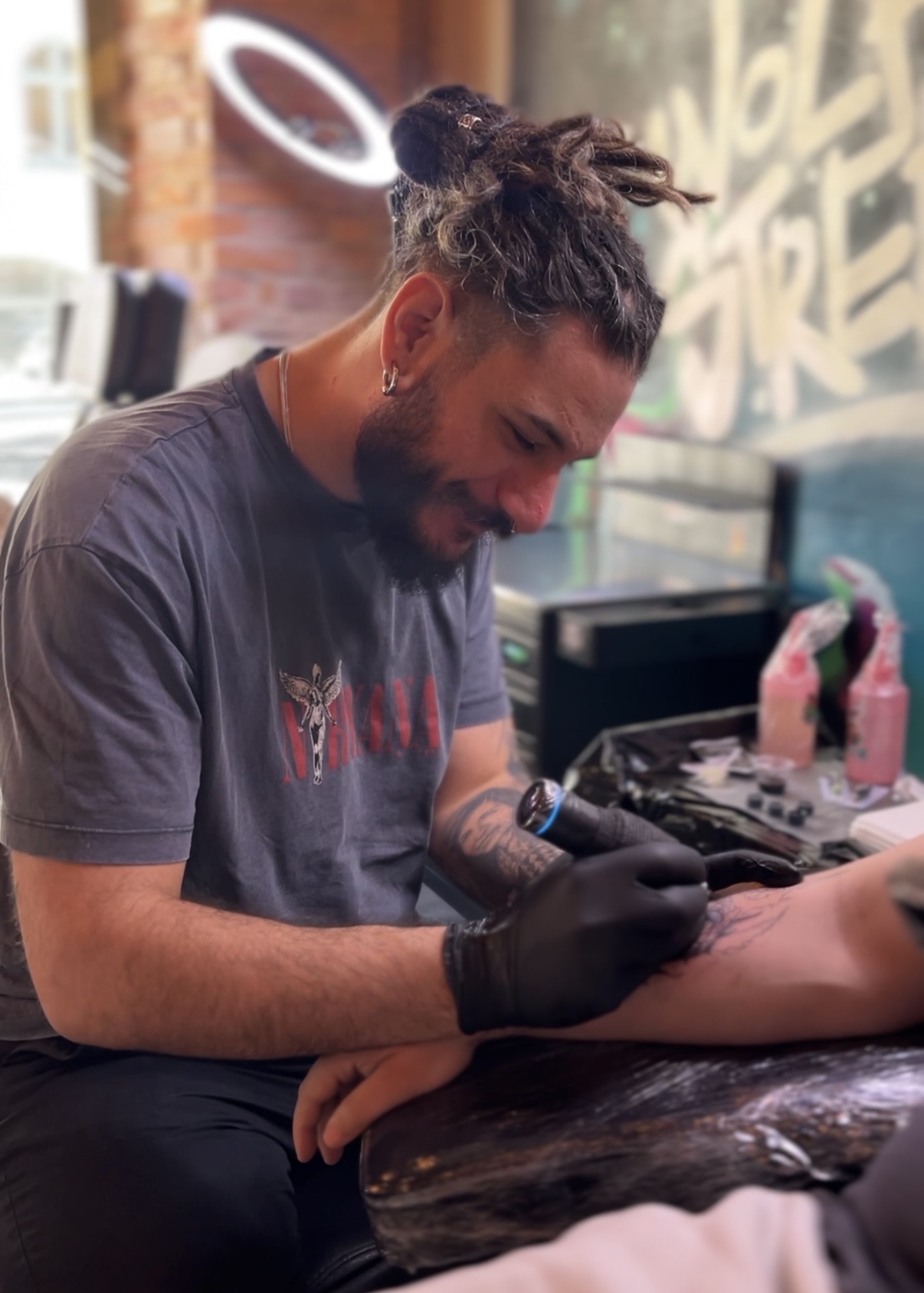 Artist på Wolf Street Tattoo Studio i Göteborg arbetar på en kund
